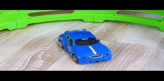 игрушечные машинки, конструктор, собираем гоночную трассу смотреть