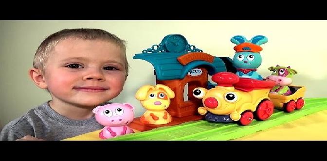 Паровозик с зайчиком Бани и Даник играют в железную дорогу - Train set Bunny Ouaps. Toy train