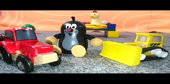 Видео для детей. Лепим из пластилина. Аня и кротик строят курятник - Истории из игрушек для детей смотреть